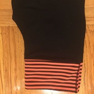 Cropped yoga pants with striped band